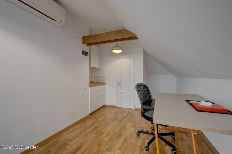 In Cartierul Evreiesc, casa 3 camere pivnita si mansarda open space.