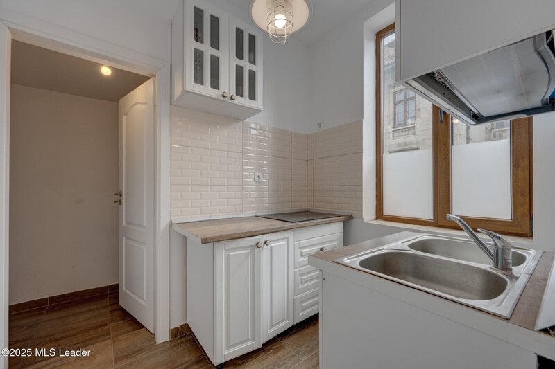 In Cartierul Evreiesc, casa 3 camere pivnita si mansarda open space.