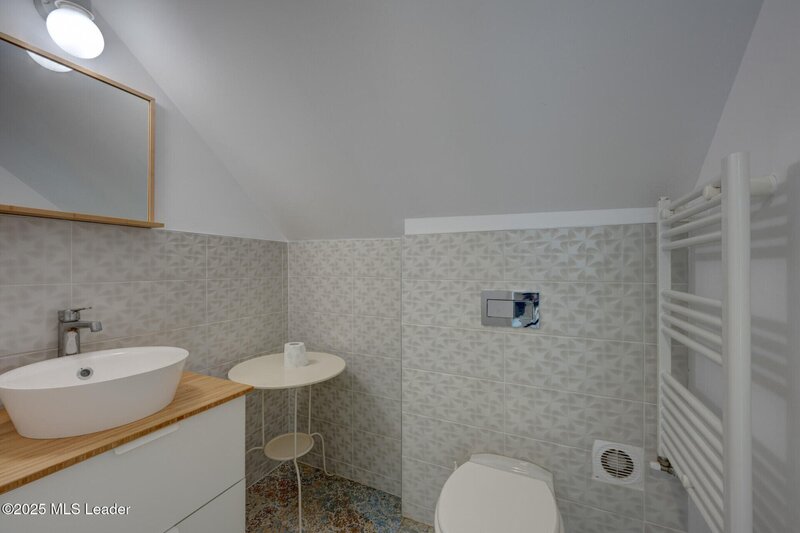 In Cartierul Evreiesc, casa 3 camere pivnita si mansarda open space.