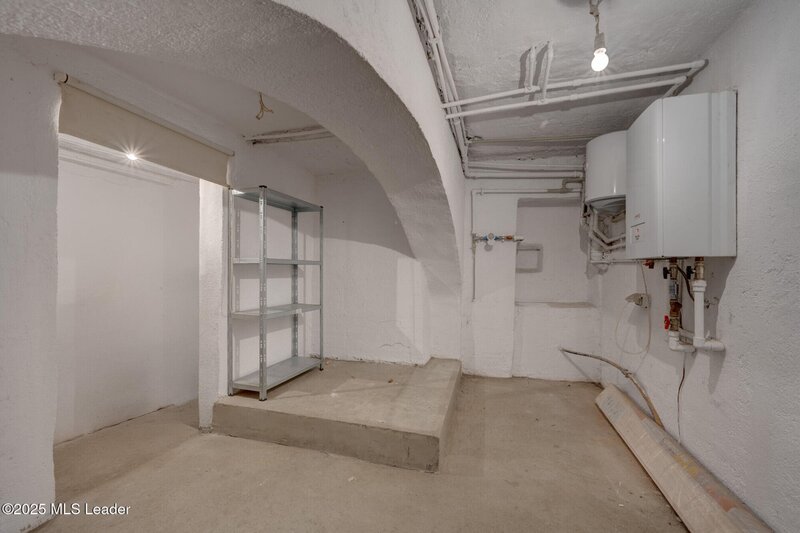 In Cartierul Evreiesc, casa 3 camere pivnita si mansarda open space.